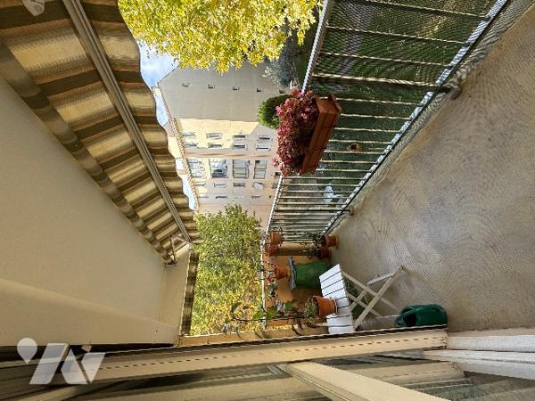 Appartement T4 lumineux à Nîmes, résidence calme, balcon, garage, parking, à rafraîchir.