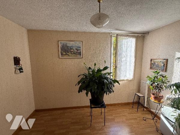 Appartement T4 lumineux à Nîmes, résidence calme, balcon, garage, parking, à rafraîchir.