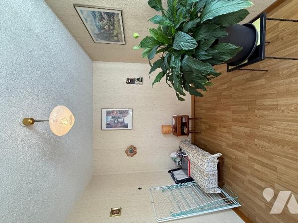 Appartement T4 lumineux à Nîmes, résidence calme, balcon, garage, parking, à rafraîchir.