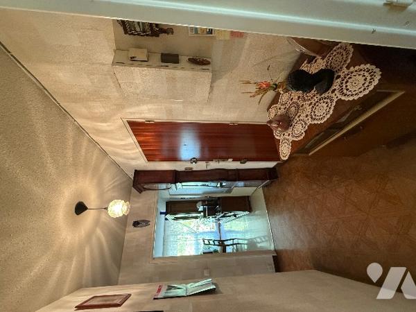 Appartement T4 lumineux à Nîmes, résidence calme, balcon, garage, parking, à rafraîchir.