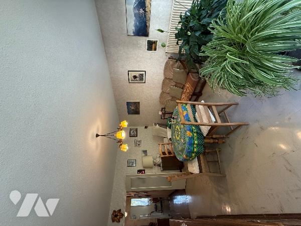 Appartement T4 lumineux à Nîmes, résidence calme, balcon, garage, parking, à rafraîchir.