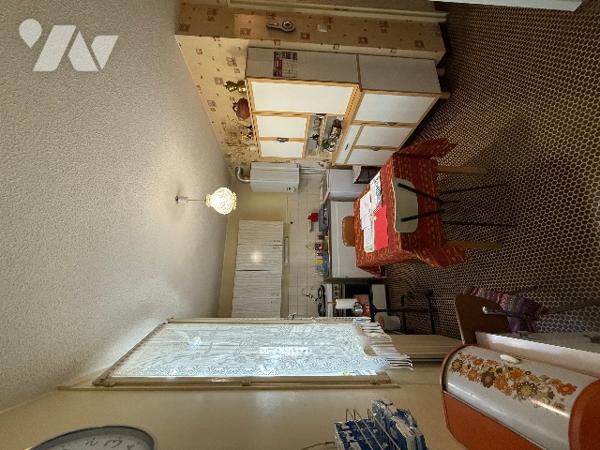 Appartement T4 lumineux à Nîmes, résidence calme, balcon, garage, parking, à rafraîchir.