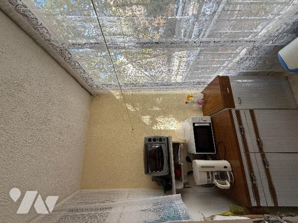 Appartement T4 lumineux à Nîmes, résidence calme, balcon, garage, parking, à rafraîchir.