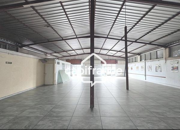 A louer sur Jarry LOCAL 330 m² BAIE MAHAULT (971)