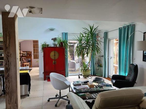 Une maison de ville  de caractère avec une piscine, son grand jardin clos, un garage  comprenan...