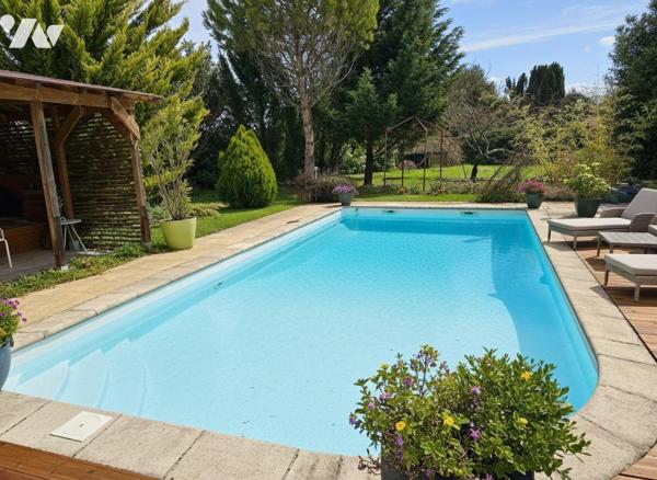Une maison de ville  de caractère avec une piscine, son grand jardin clos, un garage  comprenan...