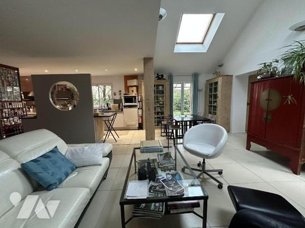 Une maison de ville  de caractère avec une piscine, son grand jardin clos, un garage  comprenan...