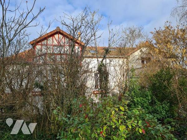 Une maison de ville  de caractère avec une piscine, son grand jardin clos, un garage  comprenan...