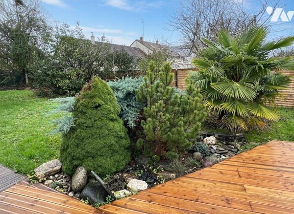 Une maison de ville  de caractère avec une piscine, son grand jardin clos, un garage  comprenan...