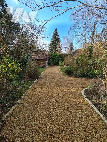 Une maison de ville  de caractère avec une piscine, son grand jardin clos, un garage  comprenan...