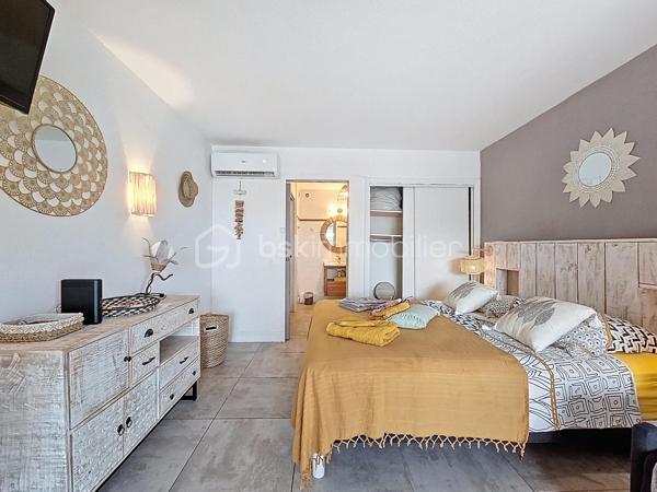 Delphine MIRANDA pour BSK Immobilier
Saint François - Anse des Rochers
Célèbre site doté d'une magnifique cocoteraie s'étendant sur 7 hectares , d'un accès plage direct , d'un restaurant de plage, d'une grande
piscine à débordement vue mer, d'un cours de tennis et d'un service de gardiennage avec accès sécurisé, le domaine de l' Anse des Rochers
est sans conteste le lieu par excellence voué à un investissement locatif saisonnier.
Je vous propose ce joli quart de villa entièrement rénové d'une surface habitable de 34 m2 , clé en main!
En effet , il se compose d'une grande pièce à vivre agencée façon loft avec placards , cuisine ouverte aménagée et équipée , coin repas ,
espace salon et chambre .
Une grande salle d'eau avec espace buanderie, toilette indépendant , douche à l'italienne vient parfaire cet ensemble.
Absolument aucun travaux à prévoir , prêt à l'emploi vendu meublé et équipé.
Cet appartement est vendu avec une cave au sein même de la résidence , pour l'entreposage de vos effets personnels ou vous générez un
revenu supplémentaire en la laissant à la location ( ce bien est très recherché par les conciergeries du secteur).
Vous l'avez compris , ce bien est idéal pour un pied à terre / investissement locatif alors n'hésitez pas à me contacter pour échanger sur votre
projet, accéder à la vidéo du bien et positionner une visite .
Les charges de copropriété inclus l'eau , l'électricité, entretien des communs, piscine et jardin, service de gardiennage , fond de roulement du
syndic.