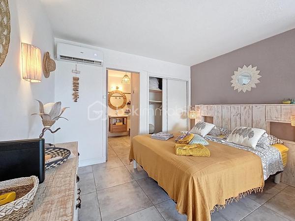 Delphine MIRANDA pour BSK Immobilier
Saint François - Anse des Rochers
Célèbre site doté d'une magnifique cocoteraie s'étendant sur 7 hectares , d'un accès plage direct , d'un restaurant de plage, d'une grande
piscine à débordement vue mer, d'un cours de tennis et d'un service de gardiennage avec accès sécurisé, le domaine de l' Anse des Rochers
est sans conteste le lieu par excellence voué à un investissement locatif saisonnier.
Je vous propose ce joli quart de villa entièrement rénové d'une surface habitable de 34 m2 , clé en main!
En effet , il se compose d'une grande pièce à vivre agencée façon loft avec placards , cuisine ouverte aménagée et équipée , coin repas ,
espace salon et chambre .
Une grande salle d'eau avec espace buanderie, toilette indépendant , douche à l'italienne vient parfaire cet ensemble.
Absolument aucun travaux à prévoir , prêt à l'emploi vendu meublé et équipé.
Cet appartement est vendu avec une cave au sein même de la résidence , pour l'entreposage de vos effets personnels ou vous générez un
revenu supplémentaire en la laissant à la location ( ce bien est très recherché par les conciergeries du secteur).
Vous l'avez compris , ce bien est idéal pour un pied à terre / investissement locatif alors n'hésitez pas à me contacter pour échanger sur votre
projet, accéder à la vidéo du bien et positionner une visite .
Les charges de copropriété inclus l'eau , l'électricité, entretien des communs, piscine et jardin, service de gardiennage , fond de roulement du
syndic.