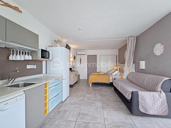 Delphine MIRANDA pour BSK Immobilier
Saint François - Anse des Rochers
Célèbre site doté d'une magnifique cocoteraie s'étendant sur 7 hectares , d'un accès plage direct , d'un restaurant de plage, d'une grande
piscine à débordement vue mer, d'un cours de tennis et d'un service de gardiennage avec accès sécurisé, le domaine de l' Anse des Rochers
est sans conteste le lieu par excellence voué à un investissement locatif saisonnier.
Je vous propose ce joli quart de villa entièrement rénové d'une surface habitable de 34 m2 , clé en main!
En effet , il se compose d'une grande pièce à vivre agencée façon loft avec placards , cuisine ouverte aménagée et équipée , coin repas ,
espace salon et chambre .
Une grande salle d'eau avec espace buanderie, toilette indépendant , douche à l'italienne vient parfaire cet ensemble.
Absolument aucun travaux à prévoir , prêt à l'emploi vendu meublé et équipé.
Cet appartement est vendu avec une cave au sein même de la résidence , pour l'entreposage de vos effets personnels ou vous générez un
revenu supplémentaire en la laissant à la location ( ce bien est très recherché par les conciergeries du secteur).
Vous l'avez compris , ce bien est idéal pour un pied à terre / investissement locatif alors n'hésitez pas à me contacter pour échanger sur votre
projet, accéder à la vidéo du bien et positionner une visite .
Les charges de copropriété inclus l'eau , l'électricité, entretien des communs, piscine et jardin, service de gardiennage , fond de roulement du
syndic.