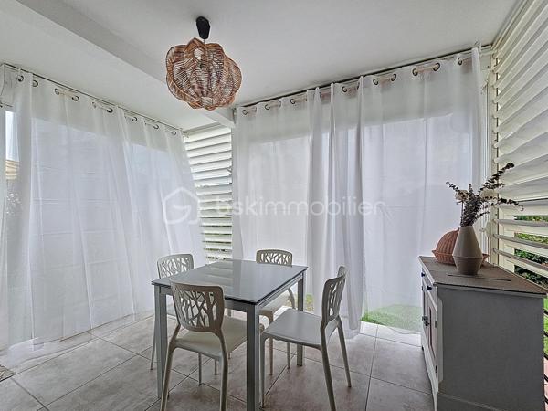 Delphine MIRANDA pour BSK Immobilier
Saint François - Anse des Rochers
Célèbre site doté d'une magnifique cocoteraie s'étendant sur 7 hectares , d'un accès plage direct , d'un restaurant de plage, d'une grande
piscine à débordement vue mer, d'un cours de tennis et d'un service de gardiennage avec accès sécurisé, le domaine de l' Anse des Rochers
est sans conteste le lieu par excellence voué à un investissement locatif saisonnier.
Je vous propose ce joli quart de villa entièrement rénové d'une surface habitable de 34 m2 , clé en main!
En effet , il se compose d'une grande pièce à vivre agencée façon loft avec placards , cuisine ouverte aménagée et équipée , coin repas ,
espace salon et chambre .
Une grande salle d'eau avec espace buanderie, toilette indépendant , douche à l'italienne vient parfaire cet ensemble.
Absolument aucun travaux à prévoir , prêt à l'emploi vendu meublé et équipé.
Cet appartement est vendu avec une cave au sein même de la résidence , pour l'entreposage de vos effets personnels ou vous générez un
revenu supplémentaire en la laissant à la location ( ce bien est très recherché par les conciergeries du secteur).
Vous l'avez compris , ce bien est idéal pour un pied à terre / investissement locatif alors n'hésitez pas à me contacter pour échanger sur votre
projet, accéder à la vidéo du bien et positionner une visite .
Les charges de copropriété inclus l'eau , l'électricité, entretien des communs, piscine et jardin, service de gardiennage , fond de roulement du
syndic.