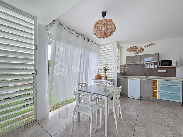 Delphine MIRANDA pour BSK Immobilier
Saint François - Anse des Rochers
Célèbre site doté d'une magnifique cocoteraie s'étendant sur 7 hectares , d'un accès plage direct , d'un restaurant de plage, d'une grande
piscine à débordement vue mer, d'un cours de tennis et d'un service de gardiennage avec accès sécurisé, le domaine de l' Anse des Rochers
est sans conteste le lieu par excellence voué à un investissement locatif saisonnier.
Je vous propose ce joli quart de villa entièrement rénové d'une surface habitable de 34 m2 , clé en main!
En effet , il se compose d'une grande pièce à vivre agencée façon loft avec placards , cuisine ouverte aménagée et équipée , coin repas ,
espace salon et chambre .
Une grande salle d'eau avec espace buanderie, toilette indépendant , douche à l'italienne vient parfaire cet ensemble.
Absolument aucun travaux à prévoir , prêt à l'emploi vendu meublé et équipé.
Cet appartement est vendu avec une cave au sein même de la résidence , pour l'entreposage de vos effets personnels ou vous générez un
revenu supplémentaire en la laissant à la location ( ce bien est très recherché par les conciergeries du secteur).
Vous l'avez compris , ce bien est idéal pour un pied à terre / investissement locatif alors n'hésitez pas à me contacter pour échanger sur votre
projet, accéder à la vidéo du bien et positionner une visite .
Les charges de copropriété inclus l'eau , l'électricité, entretien des communs, piscine et jardin, service de gardiennage , fond de roulement du
syndic.