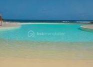 Delphine MIRANDA pour BSK Immobilier
Saint François - Anse des Rochers
Célèbre site doté d'une magnifique cocoteraie s'étendant sur 7 hectares , d'un accès plage direct , d'un restaurant de plage, d'une grande
piscine à débordement vue mer, d'un cours de tennis et d'un service de gardiennage avec accès sécurisé, le domaine de l' Anse des Rochers
est sans conteste le lieu par excellence voué à un investissement locatif saisonnier.
Je vous propose ce joli quart de villa entièrement rénové d'une surface habitable de 34 m2 , clé en main!
En effet , il se compose d'une grande pièce à vivre agencée façon loft avec placards , cuisine ouverte aménagée et équipée , coin repas ,
espace salon et chambre .
Une grande salle d'eau avec espace buanderie, toilette indépendant , douche à l'italienne vient parfaire cet ensemble.
Absolument aucun travaux à prévoir , prêt à l'emploi vendu meublé et équipé.
Cet appartement est vendu avec une cave au sein même de la résidence , pour l'entreposage de vos effets personnels ou vous générez un
revenu supplémentaire en la laissant à la location ( ce bien est très recherché par les conciergeries du secteur).
Vous l'avez compris , ce bien est idéal pour un pied à terre / investissement locatif alors n'hésitez pas à me contacter pour échanger sur votre
projet, accéder à la vidéo du bien et positionner une visite .
Les charges de copropriété inclus l'eau , l'électricité, entretien des communs, piscine et jardin, service de gardiennage , fond de roulement du
syndic.