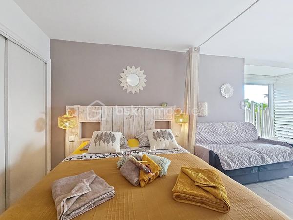 Delphine MIRANDA pour BSK Immobilier
Saint François - Anse des Rochers
Célèbre site doté d'une magnifique cocoteraie s'étendant sur 7 hectares , d'un accès plage direct , d'un restaurant de plage, d'une grande
piscine à débordement vue mer, d'un cours de tennis et d'un service de gardiennage avec accès sécurisé, le domaine de l' Anse des Rochers
est sans conteste le lieu par excellence voué à un investissement locatif saisonnier.
Je vous propose ce joli quart de villa entièrement rénové d'une surface habitable de 34 m2 , clé en main!
En effet , il se compose d'une grande pièce à vivre agencée façon loft avec placards , cuisine ouverte aménagée et équipée , coin repas ,
espace salon et chambre .
Une grande salle d'eau avec espace buanderie, toilette indépendant , douche à l'italienne vient parfaire cet ensemble.
Absolument aucun travaux à prévoir , prêt à l'emploi vendu meublé et équipé.
Cet appartement est vendu avec une cave au sein même de la résidence , pour l'entreposage de vos effets personnels ou vous générez un
revenu supplémentaire en la laissant à la location ( ce bien est très recherché par les conciergeries du secteur).
Vous l'avez compris , ce bien est idéal pour un pied à terre / investissement locatif alors n'hésitez pas à me contacter pour échanger sur votre
projet, accéder à la vidéo du bien et positionner une visite .
Les charges de copropriété inclus l'eau , l'électricité, entretien des communs, piscine et jardin, service de gardiennage , fond de roulement du
syndic.