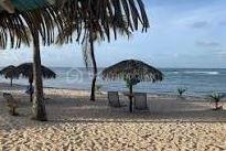 Delphine MIRANDA pour BSK Immobilier
Saint François - Anse des Rochers
Célèbre site doté d'une magnifique cocoteraie s'étendant sur 7 hectares , d'un accès plage direct , d'un restaurant de plage, d'une grande
piscine à débordement vue mer, d'un cours de tennis et d'un service de gardiennage avec accès sécurisé, le domaine de l' Anse des Rochers
est sans conteste le lieu par excellence voué à un investissement locatif saisonnier.
Je vous propose ce joli quart de villa entièrement rénové d'une surface habitable de 34 m2 , clé en main!
En effet , il se compose d'une grande pièce à vivre agencée façon loft avec placards , cuisine ouverte aménagée et équipée , coin repas ,
espace salon et chambre .
Une grande salle d'eau avec espace buanderie, toilette indépendant , douche à l'italienne vient parfaire cet ensemble.
Absolument aucun travaux à prévoir , prêt à l'emploi vendu meublé et équipé.
Cet appartement est vendu avec une cave au sein même de la résidence , pour l'entreposage de vos effets personnels ou vous générez un
revenu supplémentaire en la laissant à la location ( ce bien est très recherché par les conciergeries du secteur).
Vous l'avez compris , ce bien est idéal pour un pied à terre / investissement locatif alors n'hésitez pas à me contacter pour échanger sur votre
projet, accéder à la vidéo du bien et positionner une visite .
Les charges de copropriété inclus l'eau , l'électricité, entretien des communs, piscine et jardin, service de gardiennage , fond de roulement du
syndic.