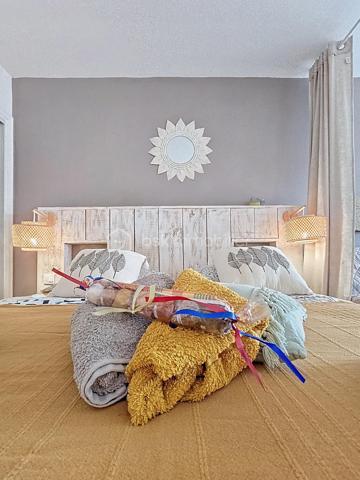 Delphine MIRANDA pour BSK Immobilier
Saint François - Anse des Rochers
Célèbre site doté d'une magnifique cocoteraie s'étendant sur 7 hectares , d'un accès plage direct , d'un restaurant de plage, d'une grande
piscine à débordement vue mer, d'un cours de tennis et d'un service de gardiennage avec accès sécurisé, le domaine de l' Anse des Rochers
est sans conteste le lieu par excellence voué à un investissement locatif saisonnier.
Je vous propose ce joli quart de villa entièrement rénové d'une surface habitable de 34 m2 , clé en main!
En effet , il se compose d'une grande pièce à vivre agencée façon loft avec placards , cuisine ouverte aménagée et équipée , coin repas ,
espace salon et chambre .
Une grande salle d'eau avec espace buanderie, toilette indépendant , douche à l'italienne vient parfaire cet ensemble.
Absolument aucun travaux à prévoir , prêt à l'emploi vendu meublé et équipé.
Cet appartement est vendu avec une cave au sein même de la résidence , pour l'entreposage de vos effets personnels ou vous générez un
revenu supplémentaire en la laissant à la location ( ce bien est très recherché par les conciergeries du secteur).
Vous l'avez compris , ce bien est idéal pour un pied à terre / investissement locatif alors n'hésitez pas à me contacter pour échanger sur votre
projet, accéder à la vidéo du bien et positionner une visite .
Les charges de copropriété inclus l'eau , l'électricité, entretien des communs, piscine et jardin, service de gardiennage , fond de roulement du
syndic.
