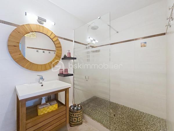 Delphine MIRANDA pour BSK Immobilier
Saint François - Anse des Rochers
Célèbre site doté d'une magnifique cocoteraie s'étendant sur 7 hectares , d'un accès plage direct , d'un restaurant de plage, d'une grande
piscine à débordement vue mer, d'un cours de tennis et d'un service de gardiennage avec accès sécurisé, le domaine de l' Anse des Rochers
est sans conteste le lieu par excellence voué à un investissement locatif saisonnier.
Je vous propose ce joli quart de villa entièrement rénové d'une surface habitable de 34 m2 , clé en main!
En effet , il se compose d'une grande pièce à vivre agencée façon loft avec placards , cuisine ouverte aménagée et équipée , coin repas ,
espace salon et chambre .
Une grande salle d'eau avec espace buanderie, toilette indépendant , douche à l'italienne vient parfaire cet ensemble.
Absolument aucun travaux à prévoir , prêt à l'emploi vendu meublé et équipé.
Cet appartement est vendu avec une cave au sein même de la résidence , pour l'entreposage de vos effets personnels ou vous générez un
revenu supplémentaire en la laissant à la location ( ce bien est très recherché par les conciergeries du secteur).
Vous l'avez compris , ce bien est idéal pour un pied à terre / investissement locatif alors n'hésitez pas à me contacter pour échanger sur votre
projet, accéder à la vidéo du bien et positionner une visite .
Les charges de copropriété inclus l'eau , l'électricité, entretien des communs, piscine et jardin, service de gardiennage , fond de roulement du
syndic.