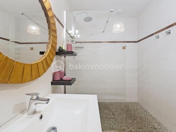 Delphine MIRANDA pour BSK Immobilier
Saint François - Anse des Rochers
Célèbre site doté d'une magnifique cocoteraie s'étendant sur 7 hectares , d'un accès plage direct , d'un restaurant de plage, d'une grande
piscine à débordement vue mer, d'un cours de tennis et d'un service de gardiennage avec accès sécurisé, le domaine de l' Anse des Rochers
est sans conteste le lieu par excellence voué à un investissement locatif saisonnier.
Je vous propose ce joli quart de villa entièrement rénové d'une surface habitable de 34 m2 , clé en main!
En effet , il se compose d'une grande pièce à vivre agencée façon loft avec placards , cuisine ouverte aménagée et équipée , coin repas ,
espace salon et chambre .
Une grande salle d'eau avec espace buanderie, toilette indépendant , douche à l'italienne vient parfaire cet ensemble.
Absolument aucun travaux à prévoir , prêt à l'emploi vendu meublé et équipé.
Cet appartement est vendu avec une cave au sein même de la résidence , pour l'entreposage de vos effets personnels ou vous générez un
revenu supplémentaire en la laissant à la location ( ce bien est très recherché par les conciergeries du secteur).
Vous l'avez compris , ce bien est idéal pour un pied à terre / investissement locatif alors n'hésitez pas à me contacter pour échanger sur votre
projet, accéder à la vidéo du bien et positionner une visite .
Les charges de copropriété inclus l'eau , l'électricité, entretien des communs, piscine et jardin, service de gardiennage , fond de roulement du
syndic.