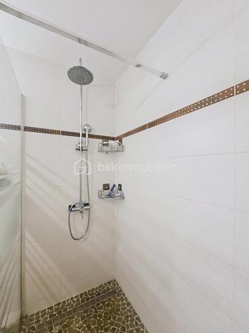 Delphine MIRANDA pour BSK Immobilier
Saint François - Anse des Rochers
Célèbre site doté d'une magnifique cocoteraie s'étendant sur 7 hectares , d'un accès plage direct , d'un restaurant de plage, d'une grande
piscine à débordement vue mer, d'un cours de tennis et d'un service de gardiennage avec accès sécurisé, le domaine de l' Anse des Rochers
est sans conteste le lieu par excellence voué à un investissement locatif saisonnier.
Je vous propose ce joli quart de villa entièrement rénové d'une surface habitable de 34 m2 , clé en main!
En effet , il se compose d'une grande pièce à vivre agencée façon loft avec placards , cuisine ouverte aménagée et équipée , coin repas ,
espace salon et chambre .
Une grande salle d'eau avec espace buanderie, toilette indépendant , douche à l'italienne vient parfaire cet ensemble.
Absolument aucun travaux à prévoir , prêt à l'emploi vendu meublé et équipé.
Cet appartement est vendu avec une cave au sein même de la résidence , pour l'entreposage de vos effets personnels ou vous générez un
revenu supplémentaire en la laissant à la location ( ce bien est très recherché par les conciergeries du secteur).
Vous l'avez compris , ce bien est idéal pour un pied à terre / investissement locatif alors n'hésitez pas à me contacter pour échanger sur votre
projet, accéder à la vidéo du bien et positionner une visite .
Les charges de copropriété inclus l'eau , l'électricité, entretien des communs, piscine et jardin, service de gardiennage , fond de roulement du
syndic.