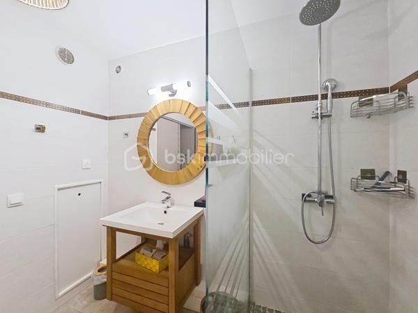 Delphine MIRANDA pour BSK Immobilier
Saint François - Anse des Rochers
Célèbre site doté d'une magnifique cocoteraie s'étendant sur 7 hectares , d'un accès plage direct , d'un restaurant de plage, d'une grande
piscine à débordement vue mer, d'un cours de tennis et d'un service de gardiennage avec accès sécurisé, le domaine de l' Anse des Rochers
est sans conteste le lieu par excellence voué à un investissement locatif saisonnier.
Je vous propose ce joli quart de villa entièrement rénové d'une surface habitable de 34 m2 , clé en main!
En effet , il se compose d'une grande pièce à vivre agencée façon loft avec placards , cuisine ouverte aménagée et équipée , coin repas ,
espace salon et chambre .
Une grande salle d'eau avec espace buanderie, toilette indépendant , douche à l'italienne vient parfaire cet ensemble.
Absolument aucun travaux à prévoir , prêt à l'emploi vendu meublé et équipé.
Cet appartement est vendu avec une cave au sein même de la résidence , pour l'entreposage de vos effets personnels ou vous générez un
revenu supplémentaire en la laissant à la location ( ce bien est très recherché par les conciergeries du secteur).
Vous l'avez compris , ce bien est idéal pour un pied à terre / investissement locatif alors n'hésitez pas à me contacter pour échanger sur votre
projet, accéder à la vidéo du bien et positionner une visite .
Les charges de copropriété inclus l'eau , l'électricité, entretien des communs, piscine et jardin, service de gardiennage , fond de roulement du
syndic.
