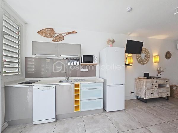 Delphine MIRANDA pour BSK Immobilier
Saint François - Anse des Rochers
Célèbre site doté d'une magnifique cocoteraie s'étendant sur 7 hectares , d'un accès plage direct , d'un restaurant de plage, d'une grande
piscine à débordement vue mer, d'un cours de tennis et d'un service de gardiennage avec accès sécurisé, le domaine de l' Anse des Rochers
est sans conteste le lieu par excellence voué à un investissement locatif saisonnier.
Je vous propose ce joli quart de villa entièrement rénové d'une surface habitable de 34 m2 , clé en main!
En effet , il se compose d'une grande pièce à vivre agencée façon loft avec placards , cuisine ouverte aménagée et équipée , coin repas ,
espace salon et chambre .
Une grande salle d'eau avec espace buanderie, toilette indépendant , douche à l'italienne vient parfaire cet ensemble.
Absolument aucun travaux à prévoir , prêt à l'emploi vendu meublé et équipé.
Cet appartement est vendu avec une cave au sein même de la résidence , pour l'entreposage de vos effets personnels ou vous générez un
revenu supplémentaire en la laissant à la location ( ce bien est très recherché par les conciergeries du secteur).
Vous l'avez compris , ce bien est idéal pour un pied à terre / investissement locatif alors n'hésitez pas à me contacter pour échanger sur votre
projet, accéder à la vidéo du bien et positionner une visite .
Les charges de copropriété inclus l'eau , l'électricité, entretien des communs, piscine et jardin, service de gardiennage , fond de roulement du
syndic.