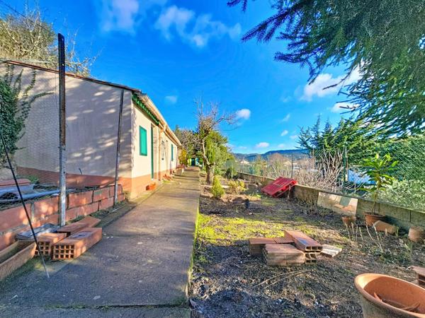 Maison de ville individuelle de plain-pied – Bien atypique à fort potentiel à Bédarieux