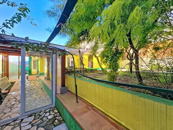 Maison de ville individuelle de plain-pied – Bien atypique à fort potentiel à Bédarieux