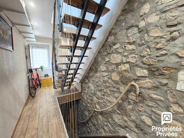 Collonges (01550) - Maison de village rénovée 4 pièces de 93 m² avec loggia et parking privatif