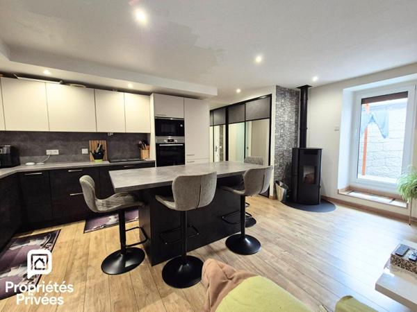 Collonges (01550) - Maison de village rénovée 4 pièces de 93 m² avec loggia et parking privatif