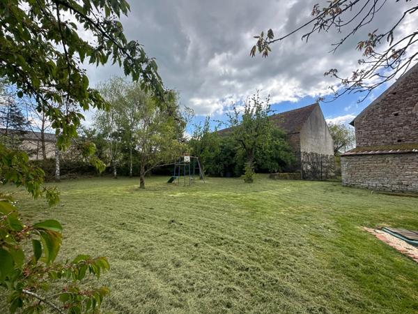 Propriete, ensemble de 2 maisons et dépendances proche de SEMUR EN AUXOIS (21)