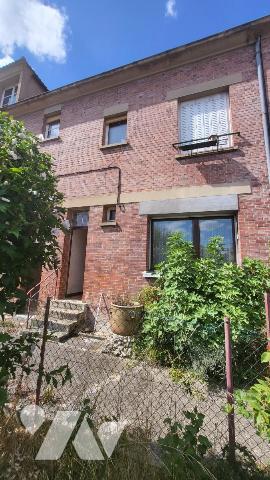 Maison de ville sur 246 m² de terrain avec garage et petite dépendance.