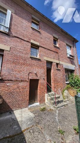 Maison de ville sur 246 m² de terrain avec garage et petite dépendance.