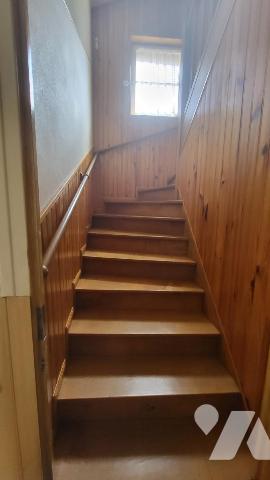 Maison de ville sur 246 m² de terrain avec garage et petite dépendance.