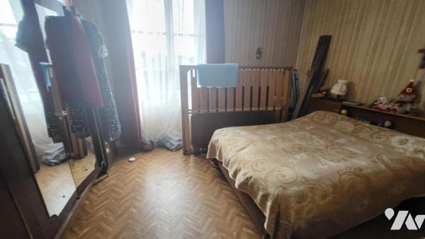 Maison de ville sur 246 m² de terrain avec garage et petite dépendance.