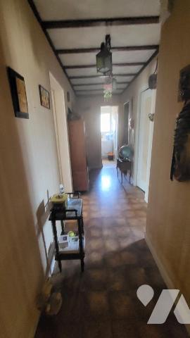 Maison de ville sur 246 m² de terrain avec garage et petite dépendance.