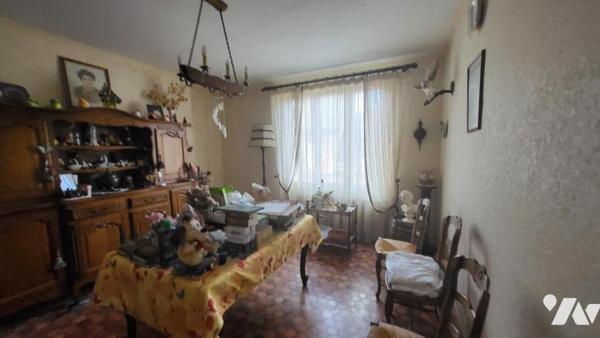 Maison de ville sur 246 m² de terrain avec garage et petite dépendance.