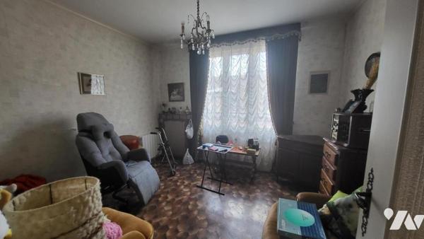 Maison de ville sur 246 m² de terrain avec garage et petite dépendance.