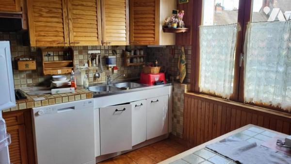 Maison de ville sur 246 m² de terrain avec garage et petite dépendance.