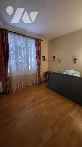 Maison de ville sur 246 m² de terrain avec garage et petite dépendance.