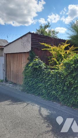 Maison de ville sur 246 m² de terrain avec garage et petite dépendance.