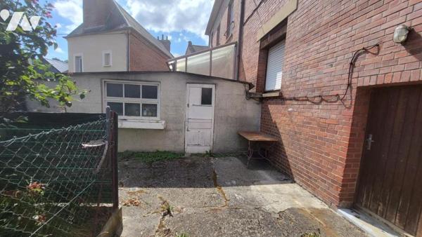 Maison de ville sur 246 m² de terrain avec garage et petite dépendance.