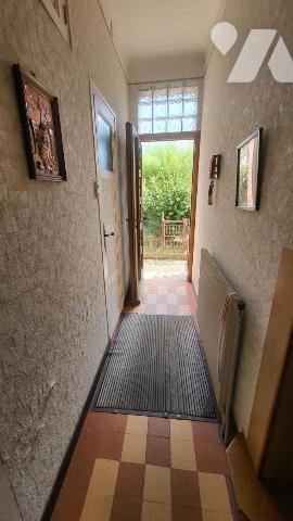 Maison de ville sur 246 m² de terrain avec garage et petite dépendance.
