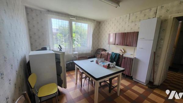 Maison de ville sur 246 m² de terrain avec garage et petite dépendance.