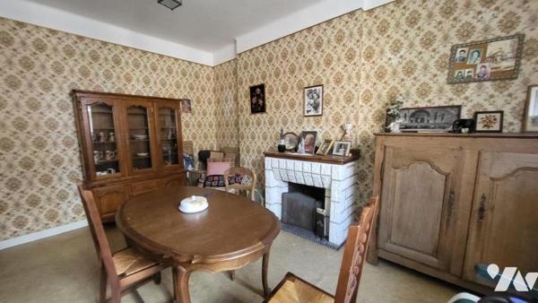 Maison de ville sur 246 m² de terrain avec garage et petite dépendance.