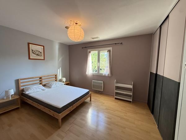 Maison plain-pied Montlegun 190 m² sur vaste terrain arboré avec terrasse et garage indépendant