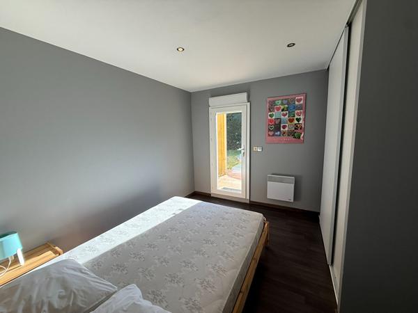 Maison plain-pied Montlegun 190 m² sur vaste terrain arboré avec terrasse et garage indépendant