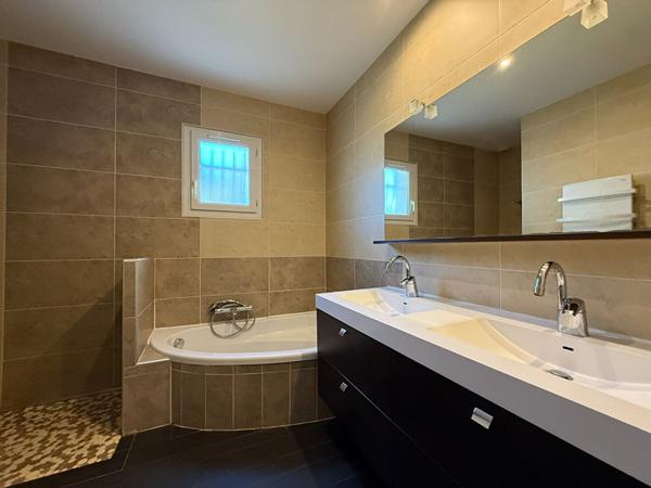 Maison plain-pied Montlegun 190 m² sur vaste terrain arboré avec terrasse et garage indépendant